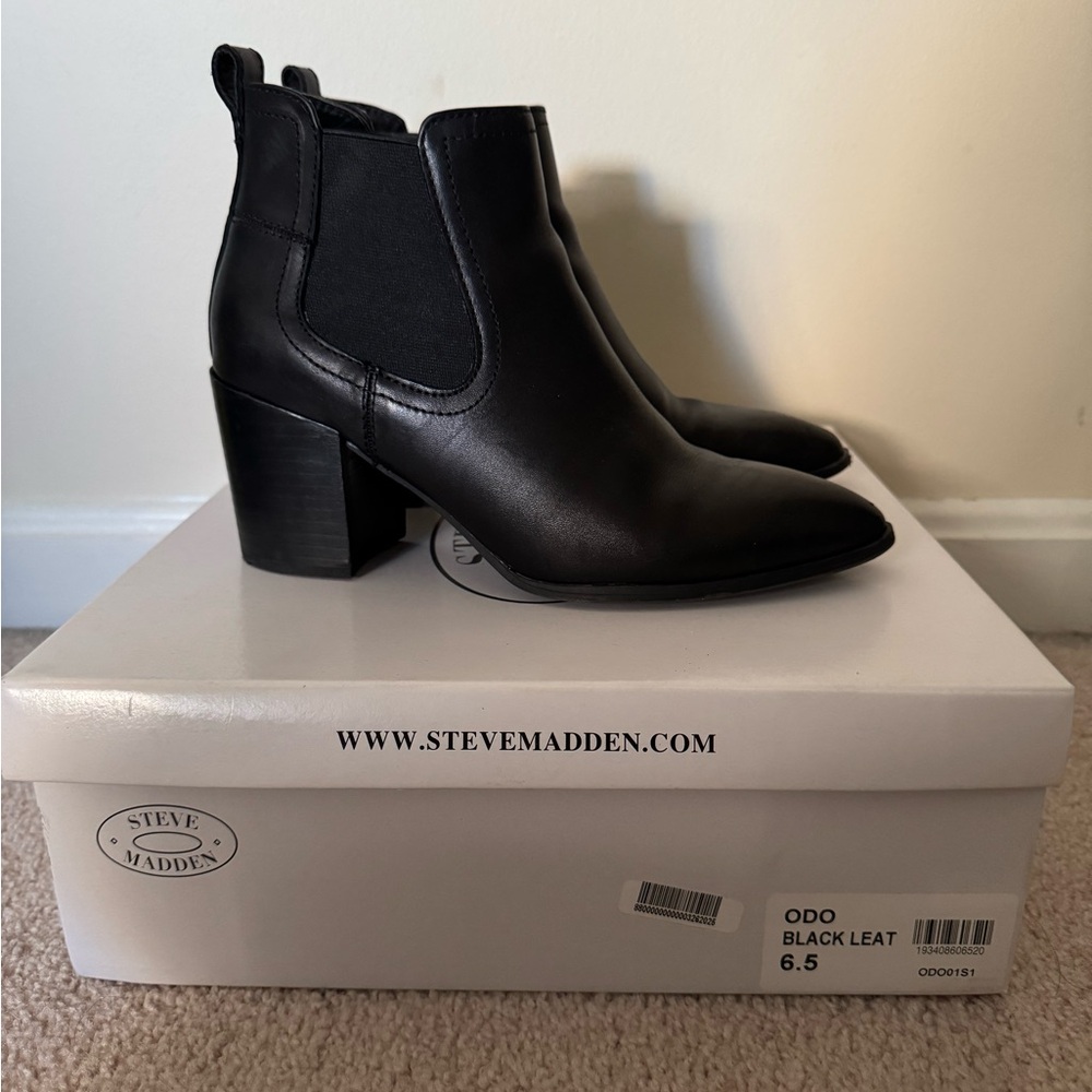 Steve Madden ODO Chelsea Booties. Black. 6.5